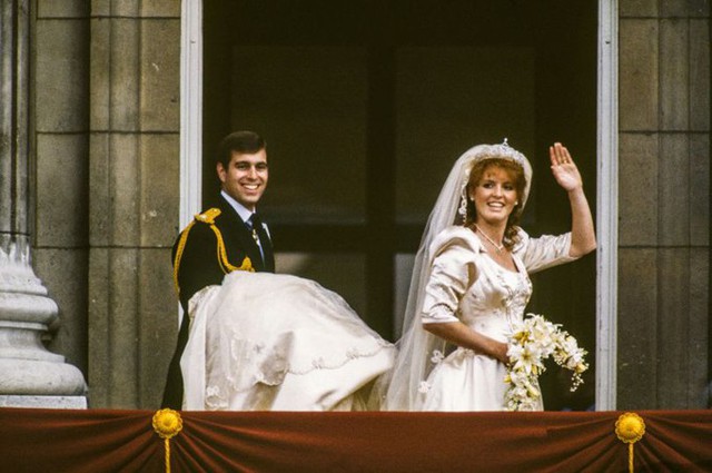 Hoàng tử Andrew và vợ, bà Sarah Ferguson, trong đám cưới năm 1986. Ảnh: Hulton Archive. 