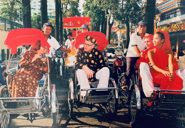 Đoàn rước dâu bằng xích lô trên đường phố Sài Gòn.