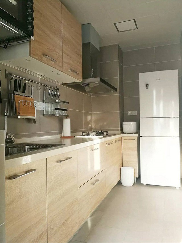 
Nhà bếp hiện đại với tủ gỗ, tường gạch và các thiết kế nấu ăn hiện đại.
