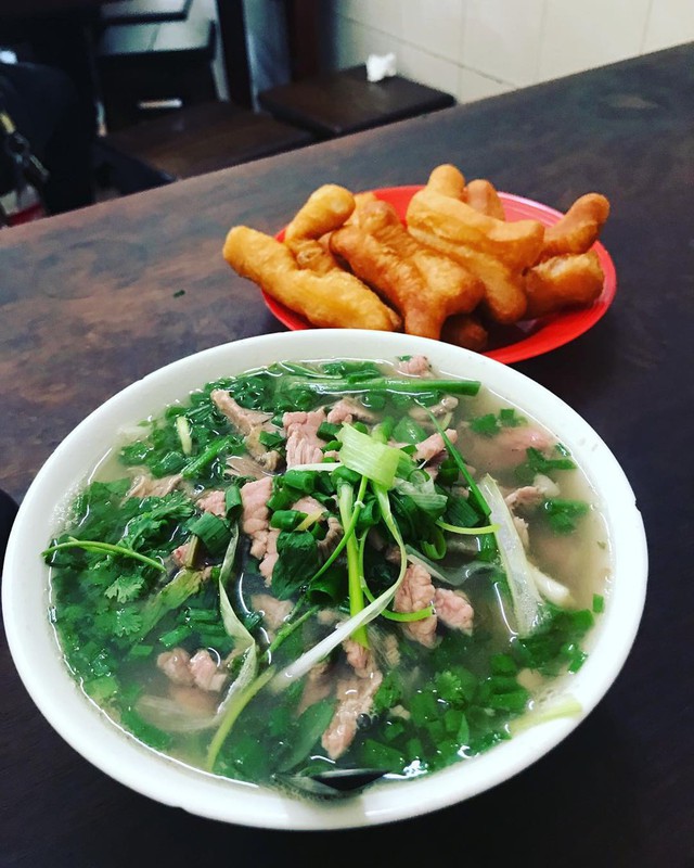 Phở bò: Món ăn quốc dân không thể không xuất hiện trong danh sách này. Phở bò phù hợp trong cả ngày thường lẫn ngày gió mùa. Món ăn phổ biến này có thể thưởng thức mọi lúc trong ngày. Phở bò là món ăn thường nhật của dân Hà Nội và là đặc sản trong cảm nhận của du khách nước ngoài. Mức giá: 30.000-50.000 đồng/bát. Địa chỉ: Lò Đúc, Bát Đàn, Lý Quốc Sư... Ảnh: jadentraum,  Oh_two_can.