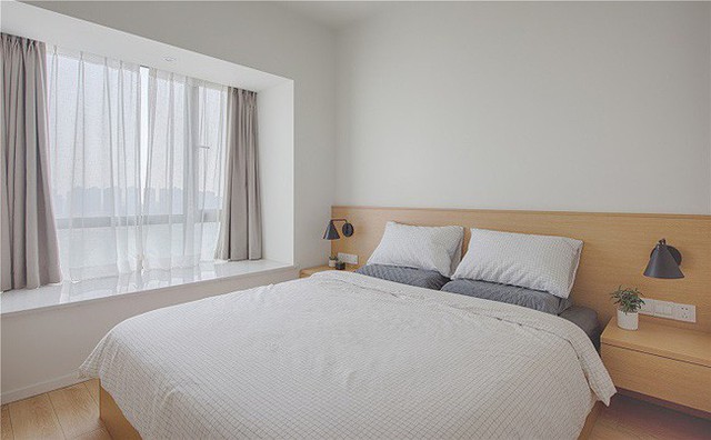 
Một phòng ngủ cho khách êm ái và ấm áp với nệm và gối thiết kế đơn giản.
