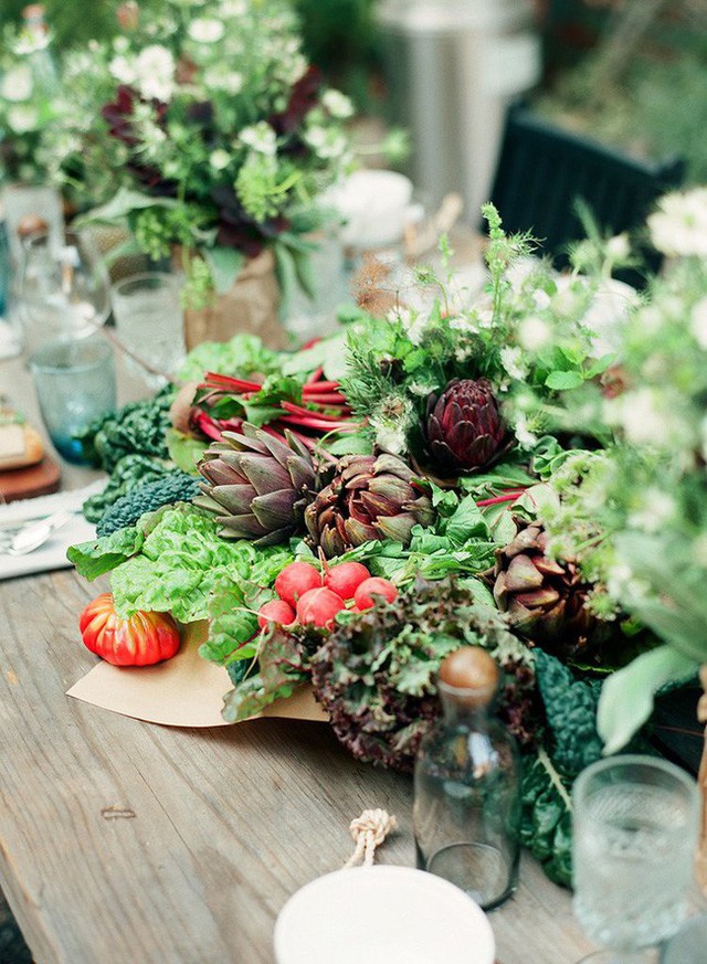 
Đĩa trang trí rau, trái cây mùa thu hiện lên đầy sức sống. Dạo quanh khu chợ địa phương, bạn sẽ có một chuỗi những nguyên liệu đầy màu sắc cần thiết để tạo ra đồ nội thất ăn được mà không cần hoa để trang trí này.

