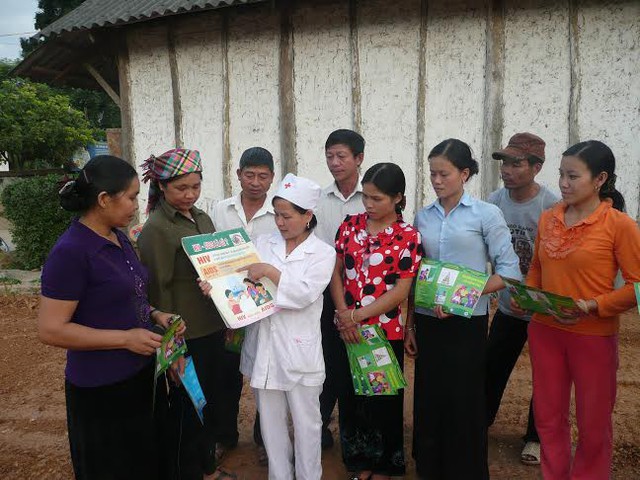 
Cán bộ Trạm y tế xã Mường Cang, huyện Than Uyên (Lai Châu) tuyên truyền nhân dân trong xã về các biện pháp phòng chống lây nhiễm HIV.
