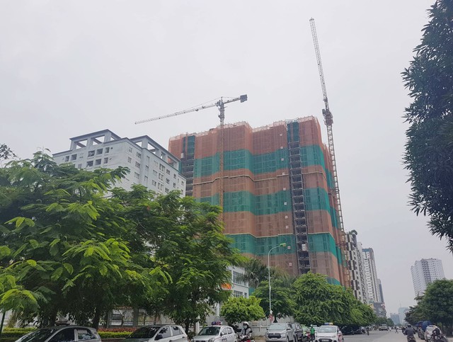 
Cần cẩu trục tại Dự án Chelsea Residences, Yên Hoà, Cầu Giấy, Hà Nội.
