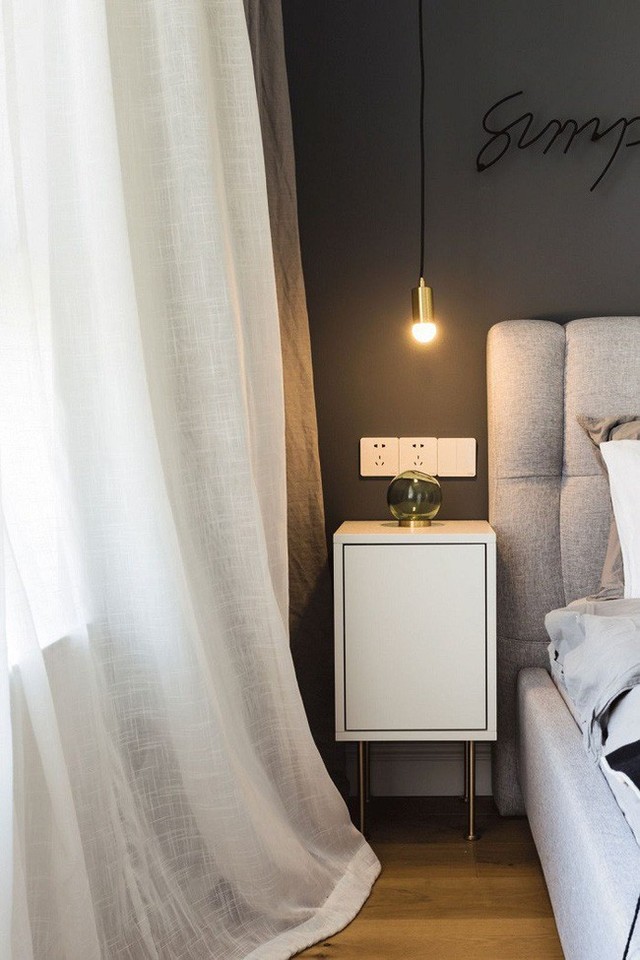 
Một thiết kế tủ đầu giường nhỏ nhắn và ánh đèn chiếu sáng vừa đủ để tạo giấc ngủ ngon cho chủ nhân.
