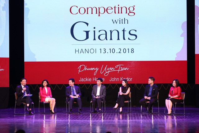 Nữ doanh nhân Trần Uyên Phương trong buổi giao lưu, giới thiệu cuốn sách “Competing With Giants”.