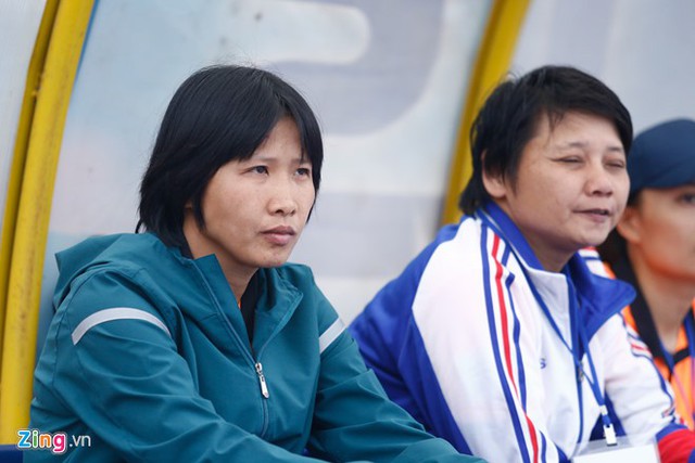 HLV Đoàn Thị Kim Chi xin lỗi vì các học trò gây ra hình ảnh xấu cho bóng đá nữ.