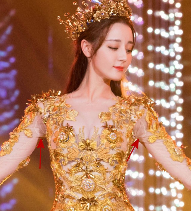 
Mặc dù vậy, Địch Lê Nhiệt Ba vẫn hoàn toàn tự tin khi đứng trên sân khấu giải Kim Ưng. Cô khoe nhan sắc trong bộ váy dát vàng của Nữ thần Kim Ưng và thể hiện điệu múa uyển chuyển.
