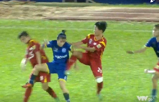 Một cảnh đánh nhau giữa nữ cầu thủ hai đội TP.HCM I và Than Khoáng Sản (áo xanh).