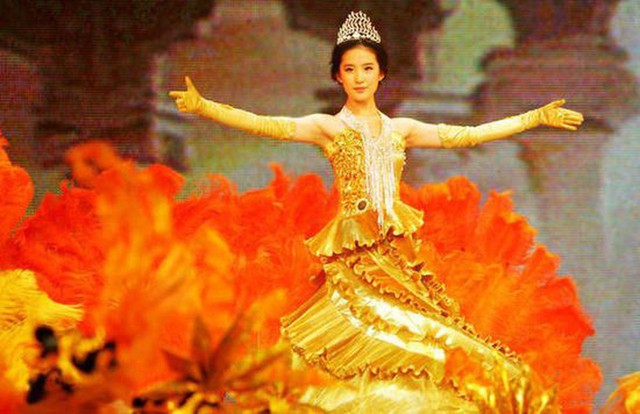 
Lưu Diệc Phi là Nữ thần Kim Ưng đầu tiên khi danh hiệu này được lập ra. Chính cô cũng là lựa chọn gây tranh cãi vì khả năng diễn xuất không được đánh giá cao. Mặc dù vậy, năm 2006 cũng là thời điểm nhan sắc Lưu Diệc Phi ở thời hoàng kim, xứng danh thần tiên tỷ tỷ trong lòng người hâm mộ.
