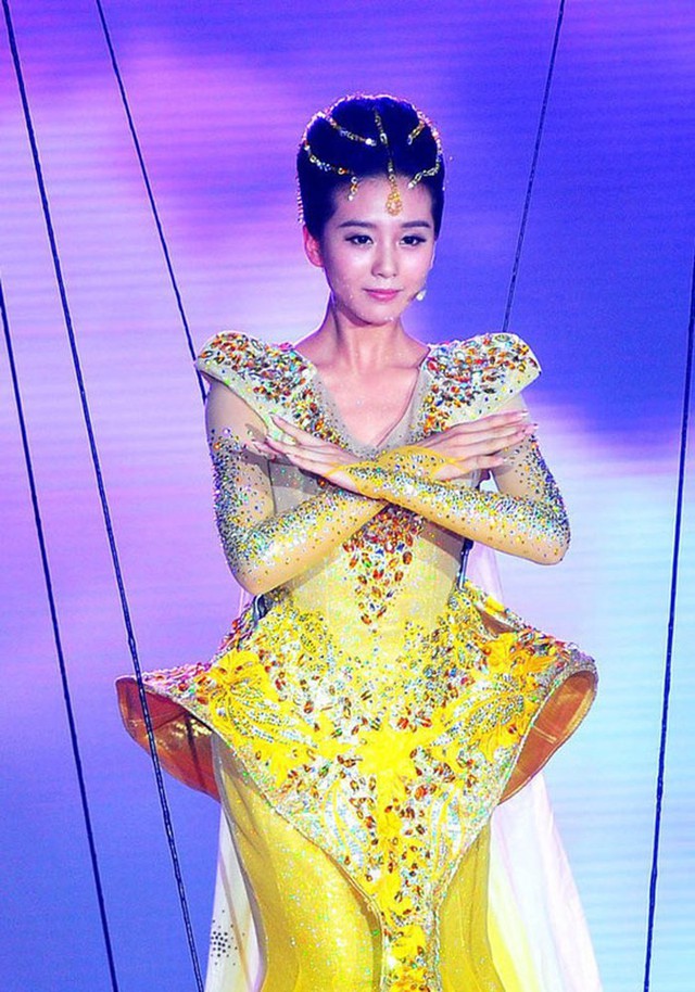
Lưu Thi Thi làm Nữ thần Kim Ưng năm 2012 nhờ thành công của vai diễn trong Bộ bộ kinh tâm. Màn múa của cô cũng được khán giả tán thưởng, được coi là màn múa đẹp nhất trong số 6 nữ thần trước đây. Hiện, cô ít đóng phim sau khi kết hôn với tài tử Ngô Kỳ Long.
