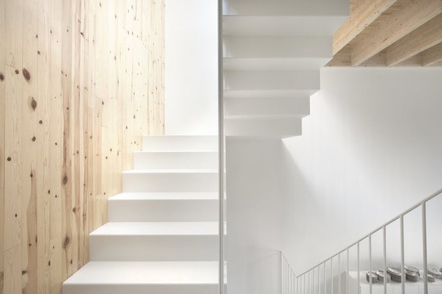 Cầu thang mới được ốp gỗ thông và sơn trắng khiến không gian sáng hơn.