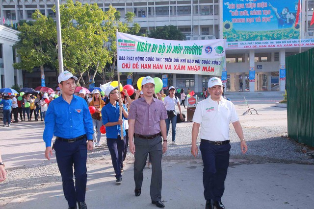 
Ông Nguyễn Văn Toàn – Tổng Biên tập Tạp chí Môi trường và cuộc sống, Trưởng ban tổ chức cuộc thi cùng PGS. TS Nguyễn Huy Bằng – Phó Hiệu trưởng Trường Đại học Vinh đi bộ hưởng ứng cuộc thi.
