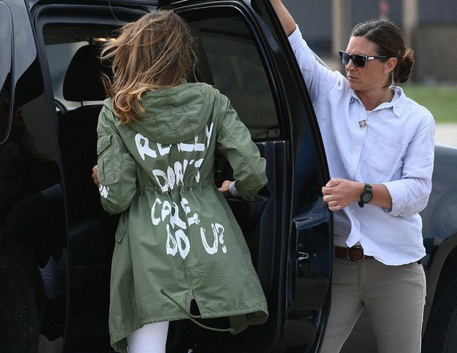Đệ nhất phu nhân Mỹ Melania Trump mặc chiếc áo gây tranh cãi. (Ảnh: Getty)