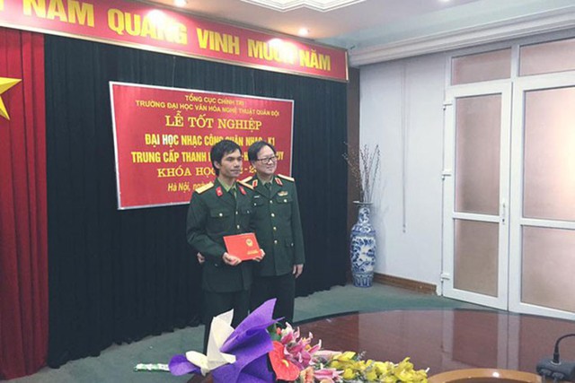 Cuối năm 2015, Ya Suy tốt nghiệp khoa Trung cấp Thanh nhạc tại trường Đại học Văn hóa Nghệ thuật Quân đội. Một vài lần, anh được trông thấy đi diễn ở các phòng trà, đám cưới hay tại sự kiện quy mô nhỏ.