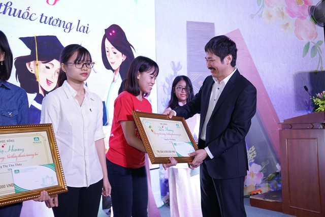 
16 nữ sinh trường Đại học Y Hà Nội đã được trao Học bổng Dạ Hương trong dịp này. Mỗi suất trị giá 5 triệu đồng. 
