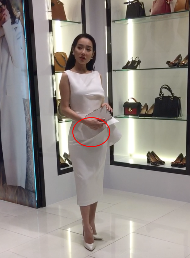 Trong một sự kiện gần đây, Nhã Phương chọn một thiết kế đầm peplum màu trắng tinh khôi, theo như lời đồn thì cô cố tình chọn thiết kế này và khéo cầm clutch che vòng 2 to hơn bình thường của mình. Nhiều người cảm thấy dù che chắn cẩn thận nhưng vẫn thấy vòng bụng có phần hơi to của cô.