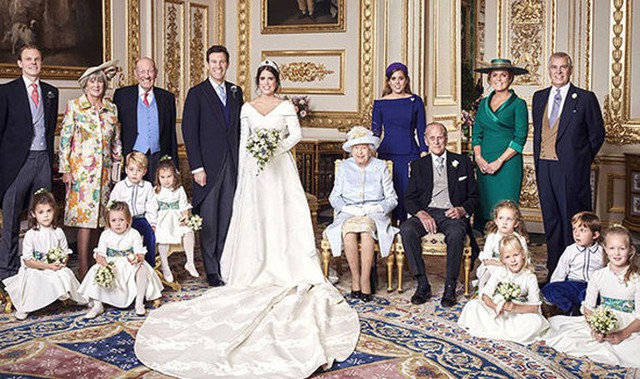 Vợ chồng Eugenie bên thành viên hai gia đình, vợ chồng Nữ hoàng và dàn thiên thần nhí. Ảnh: AP.