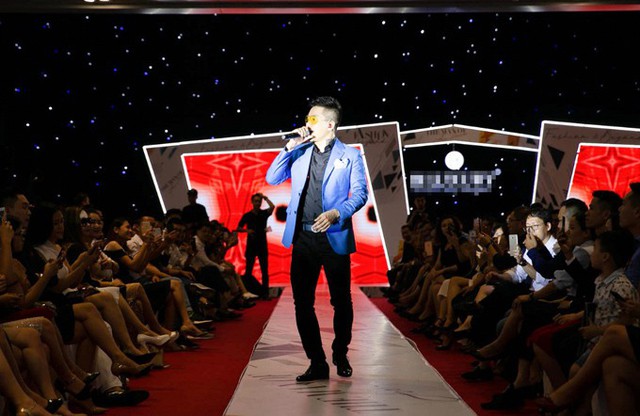 Tuấn Hưng xuất hiện bảnh bao với áo vest xanh, mắt kính màu vàng tại show thời trang nam mang tên Fashion & Beyond ở Hà Nội, chiều 14/10.