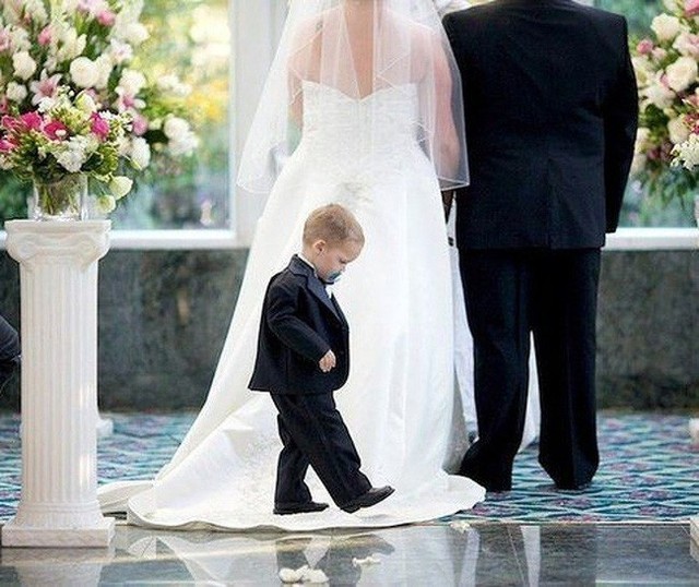 Ít nhất thì thằng bé cũng không khóc ré lên phá hỏng đám cưới.
