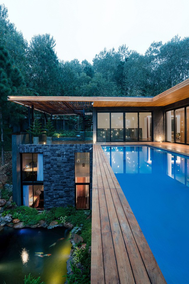 
Bể bơi trên mái nhà.
