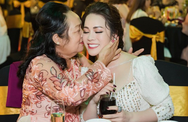 Mẹ Nhật Kim Anh rất tự hào về cô con gái xinh đẹp, giỏi giang.