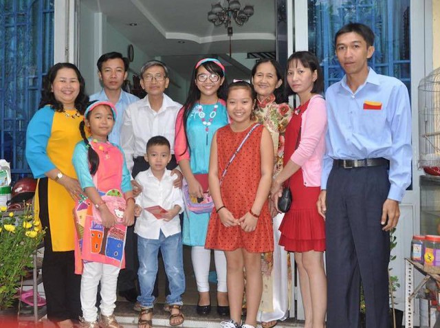 Gia đình ông Nguyễn Văn Ngai trước căn nhà là là tài sản chắt chiu của vợ chồng ông