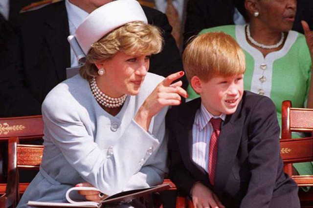 Công nương Diana khi còn sống dự một sự kiện cùng con trai Harry. Ảnh: UK Press.