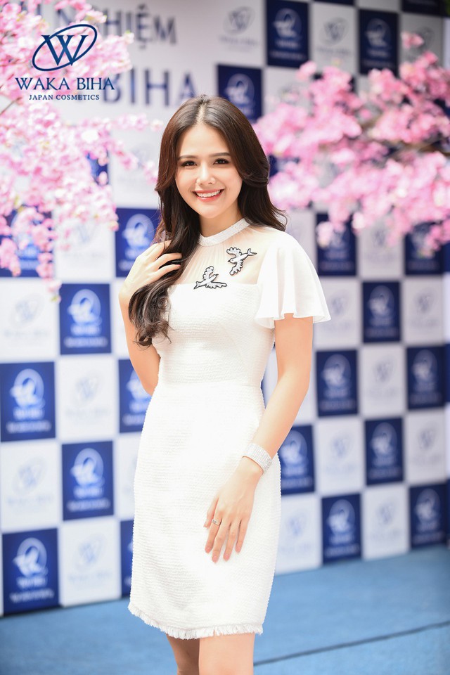 Phương Anh rạng rỡ với đầm trắng tại sự kiện trải nghiệm Waka Biha