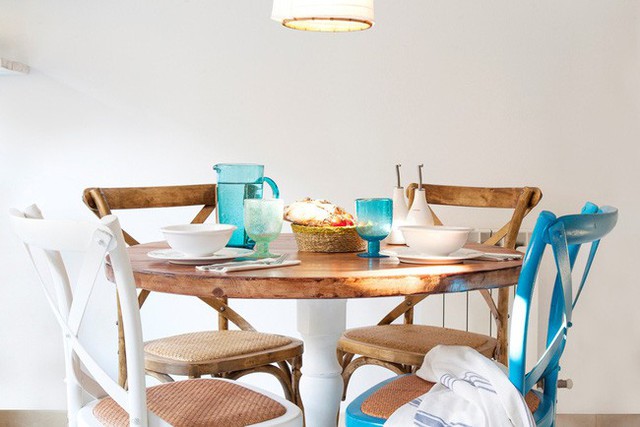 
Bộ bàn ghế ngồi ăn uống của gia đình được điểm xuyết một chiếc ghế màu xanh dương nổi bật cùng những cốc nước sắc xanh ấn tượng.
