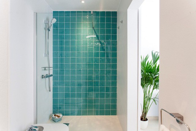 
Tường trong phong tắm được lát gạch xanh nổi bật và sắc màu như đánh thức tâm hồn, giúp bạn giải tỏa căng thẳng ngay khi bước vào dưới vòi tắm hoa sen.
