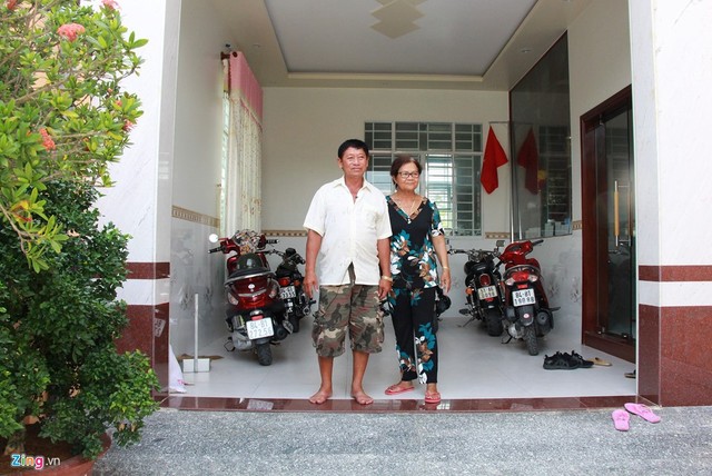 Ông Thái và vợ tại căn biệt thự gia đình mới xây trên nền căn nhà cấp 4 cũ. Ảnh: Ngô Minh