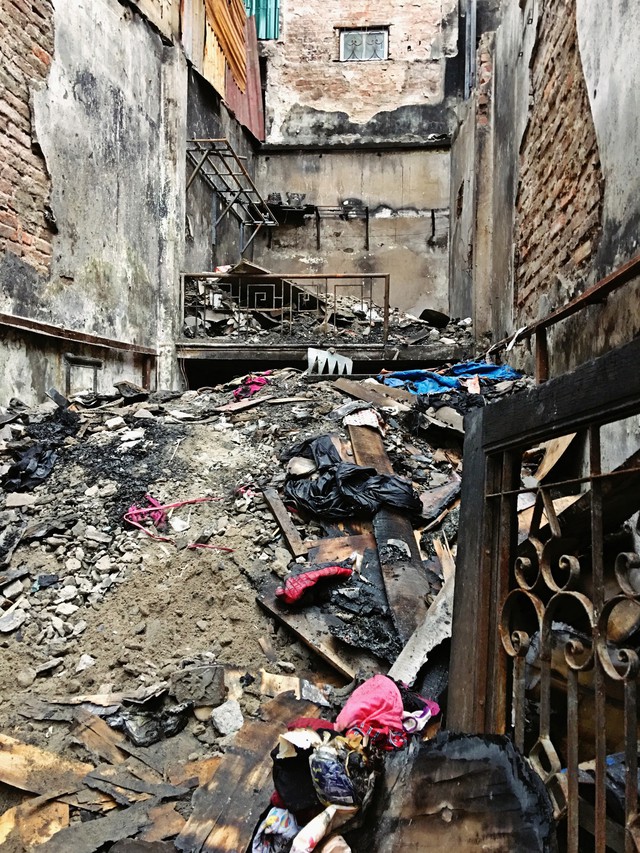 
Khu trọ được ông Hiệp thuê lại vẫn tan hoang sau vụ cháy. Đây cũng là ngôi nhà nơi phát hiện ra 2 nạn nhân chết cháy.
