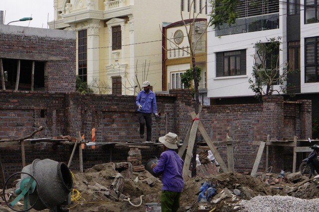 Hàng trăm công trình lớn nhỏ ngày đêm thi công trái phép trên khu vực đất Đồng xá