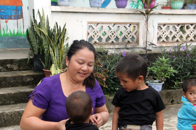 Cô giáo Hoàng Thị Hương với trẻ em người dân tộc Chứt.