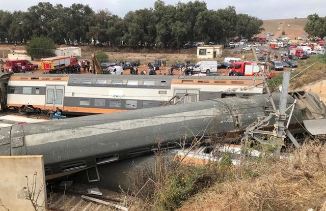 Một toa tàu lật nghiêng sau vụ tai nạn. Ảnh: Reuters