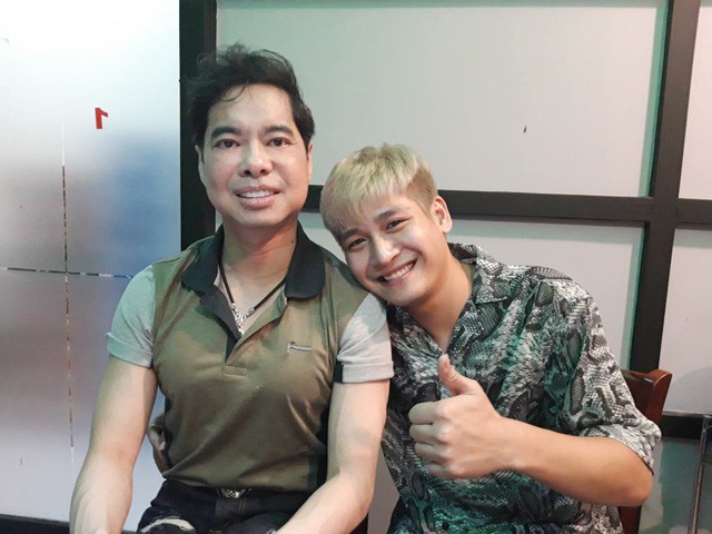 Chia sẻ về người &ldquo;con nu&ocirc;i&rdquo; nhưng &iacute;t người biết n&agrave;y, Ngọc Sơn n&oacute;i: &ldquo;T&ocirc;i nh&igrave;n thấy ở cậu b&eacute; n&agrave;y t&igrave;nh y&ecirc;u thương d&agrave;nh cho mẹ, cũng giống như Ngọc Sơn vậy. Khi thấy Minh Dũng c&oacute; đam m&ecirc; với &acirc;m nhạc, t&ocirc;i kh&iacute;ch lệ tinh thần để con c&oacute; thể nu&ocirc;i ước mơ v&agrave; bước đi tr&ecirc;n con đường nghệ thuật một c&aacute;ch l&acirc;u d&agrave;i. Hiện t&ocirc;i vẫn c&ograve;n đặt thử th&aacute;ch 2 năm cho Dũng để cậu ấy biết phấn đấu v&agrave; trưởng th&agrave;nh hơn trong mọi việc&rdquo;.