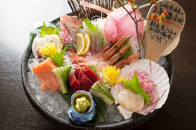 Sashimi, Nhật Bản: Sashimi là món ăn nổi tiếng của ẩm thực Nhật Bản, gồm các loại hải sản sống được thái lát mỏng, ăn kèm xì dầu, gừng và mù tạt. Ảnh: Muikamachi-grm.
