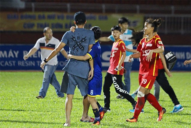 Hoàng Quỳnh (số 8) ngăn Hồ Ngọc Thắng khi anh xuống sân can cầu thủ hai đội đánh nhau. Ảnh: HV.