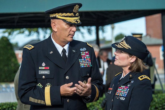 B&agrave; Richardson đang tr&ograve; chuyện với Tham mưu trưởng qu&acirc;n đội Mỹ Ray Odierno trong một buổi lễ của qu&acirc;n đội tại Virginia năm 2014. Ảnh: CNN
