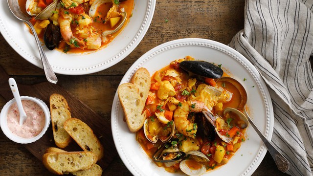 Bouillabaisse, Pháp: Đây là món hầm nổi tiếng của thành phố hải cảng Marseille. Ban đầu, món ăn này là của các thủy thủ, nấu từ cá còn thừa sau các bữa ăn. Hải sản được hầm cùng các loại rau thơm của vùng Provence, tạo ra hương vị độc đáo, khó quên. Ảnh: The New York Times.