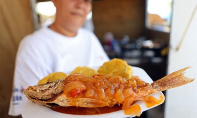 Pescado en mojo isleno, Puerto Rico: Mojo isleno là một loại sốt được làm từ lá nguyệt quế, tỏi, ớt, dầu ôliu, dấm và các loại gia vị khác được hầm nhừ. Loại sốt này giúp khử mùi tanh và tạo hương vị đậm đà cho các món hải sản. Ảnh: WIPR.