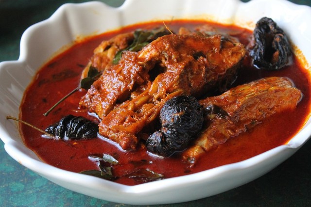 Cà ri cá kerala, Ấn Độ: Món cà ri có nước sốt được làm từ gừng, tỏi, hành và gia vị được xào săn. Sau đó, cá được nấu trong nước sốt có hương vị cay hấp dẫn này. Ảnh: Mia Kitchen.