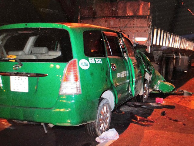 Vụ tai nạn ở cầu Cần Thơ khiến 3 người trên xe taxi Mai Linh tử vong.