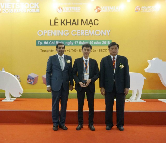 Giám đốc kinh doanh toàn quốc của Công ty Cổ phần Chuỗi Thực phẩm TH, Ông Mai Nguyễn Huế (đứng giữa), đại diện Tập đoàn nhận cúp vinh danh “Trang trại chăn nuôi bò sữa tốt nhất” 2018 từ Ban tổ chức.