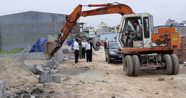 Lực lượng chức năng quận Hải An tiến hành tháo dỡ, cưỡng chế nhiều công trình vi phạm trên đất quốc phòng. Ảnh: ML