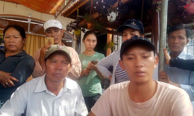 Ông Nguyễn Trọng Chinh (bìa trái) mong muốn làm rõ cái chết của vợ mình. Ảnh: An Bình.