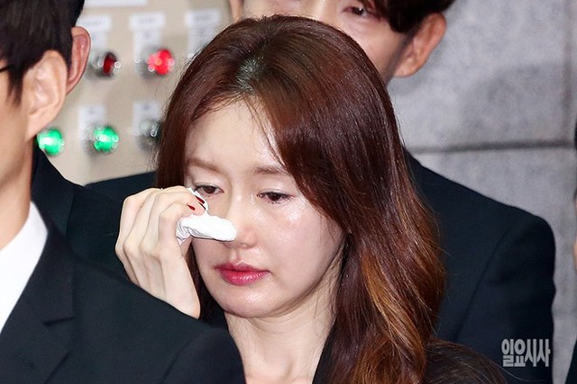 Kim Ji Soo mất điểm vì họp báo trong tình trạng say xỉn.