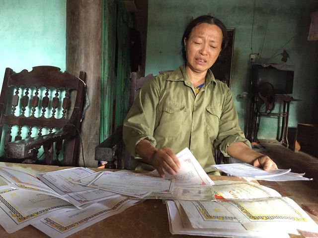 Mẹ của em Nguyễn Quang Huy đau đớn khi xem lại những thành tích, những cố gắng suốt 12 năm qua của đứa con trai