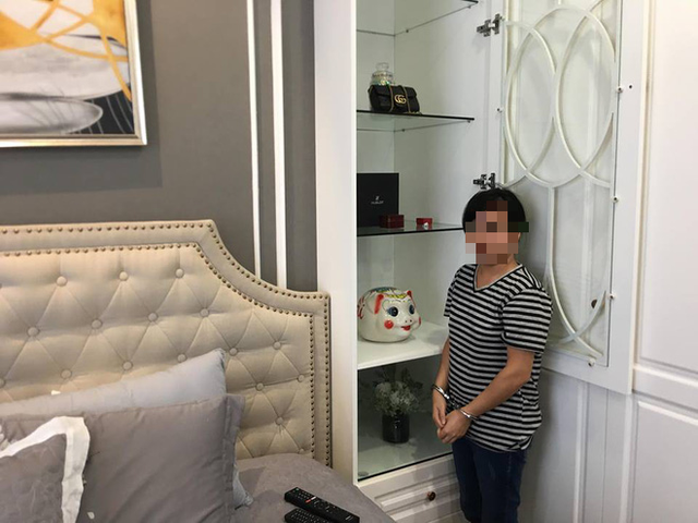 Nữ giúp việc thực hiện lại hành vi lấy trộm tài sản.